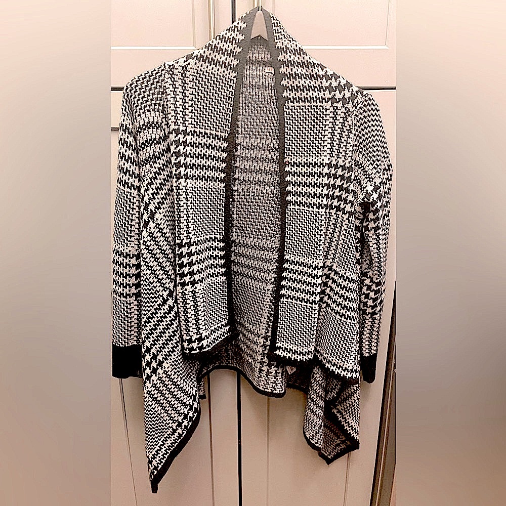 SOLD!!!!!!!Black & White Houndstooth Multitiered cardigan sweater